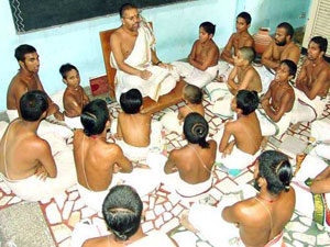 Структура передачи Традиции: учитель-ученики. Традиционная ведийская школа в совремeнной Индии.