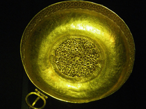 Золотой сосуд с аварской надписью