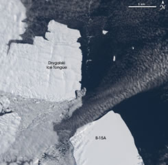 Ледник и айсберг © NASA
